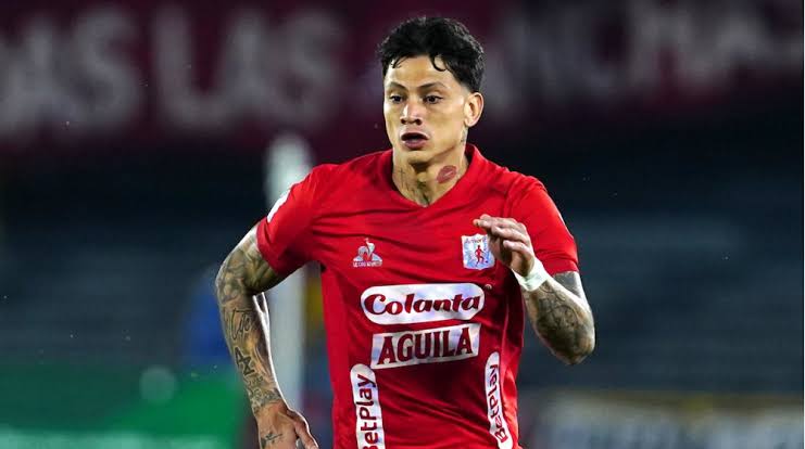 Un duro golpe para Independiente Santa Fe: Alexis Zapata suspendido debido a un resultado positivo en una prueba de sustancias para mejorar el rendimiento.
